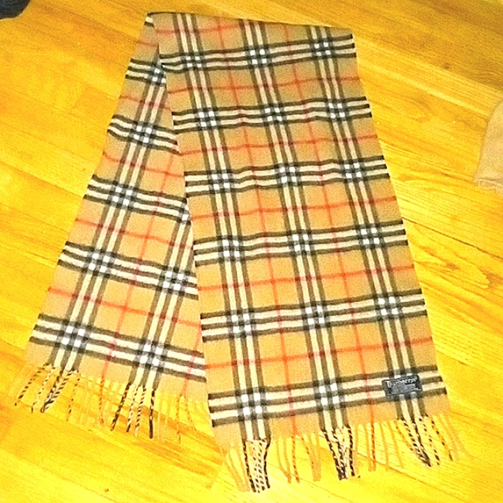 Burberry Cashmere Scarf no flaws